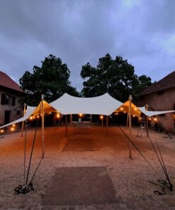 valgusketiga kaunistatud Flex telk on püstitatud kahe hoone vahele